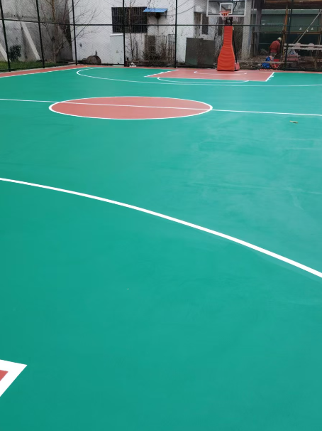 龙沙 球场长期使用易出现地面开裂